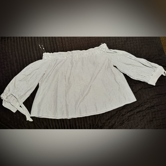 American Eagle Outfitters Tops - American Eagle Off-the-Shoulder Top